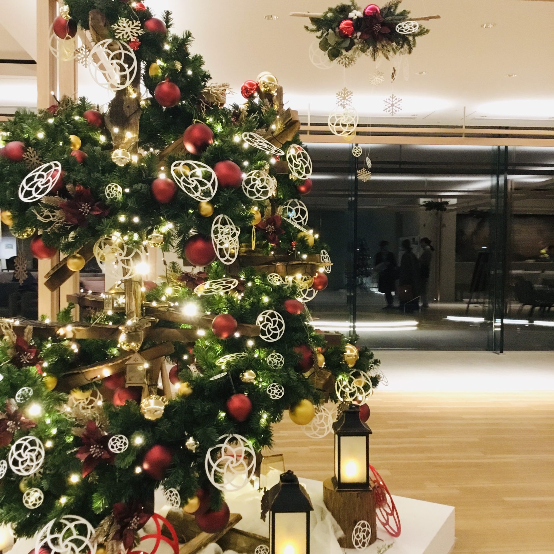 はなをりにクリスマスツリーが登場しました Staff Blog 新着情報 観光 イベント情報 箱根 芦ノ湖のホテル 旅館なら 箱根 芦ノ湖 はなをり 公式